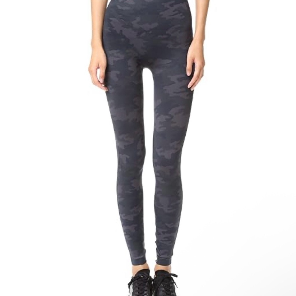 Spanx Look at Me Now Seamless Leggings Black and Gray Camouflage Print Sz L